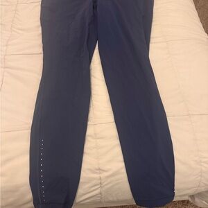 Navy blue Lululemon Wunder leggings